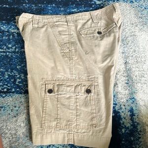 Men’s urban pipeline cargo shorts sz 32 gently used.
